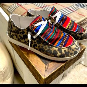 Ladies cheetah/serape print shoes. 6.5